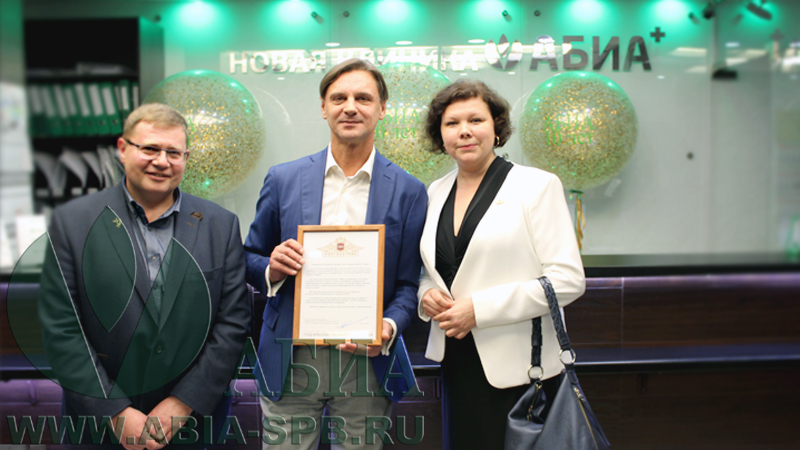 Директор ДМС СК «Росгосстрах», Юлия Геннадьевна Логинова, вручила клинике 