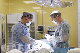 Техника протезирования и вид операционного доступа зависит от модификации протеза